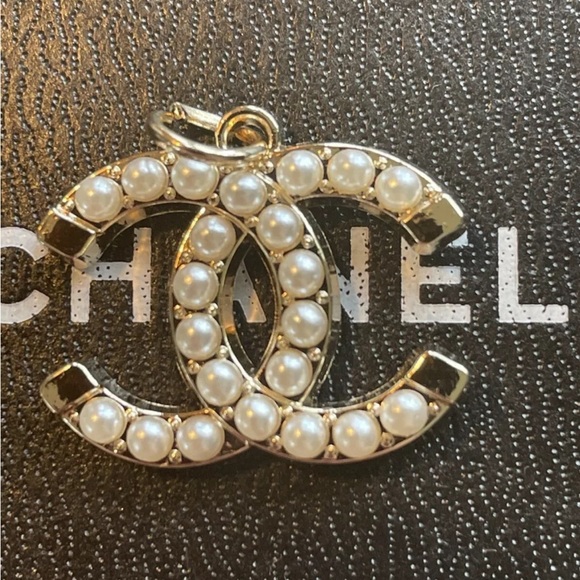 C H A N E L Zipper Pull Pearl Gold Charm Pendant 25mm / 1” - Picture 3 of 5
